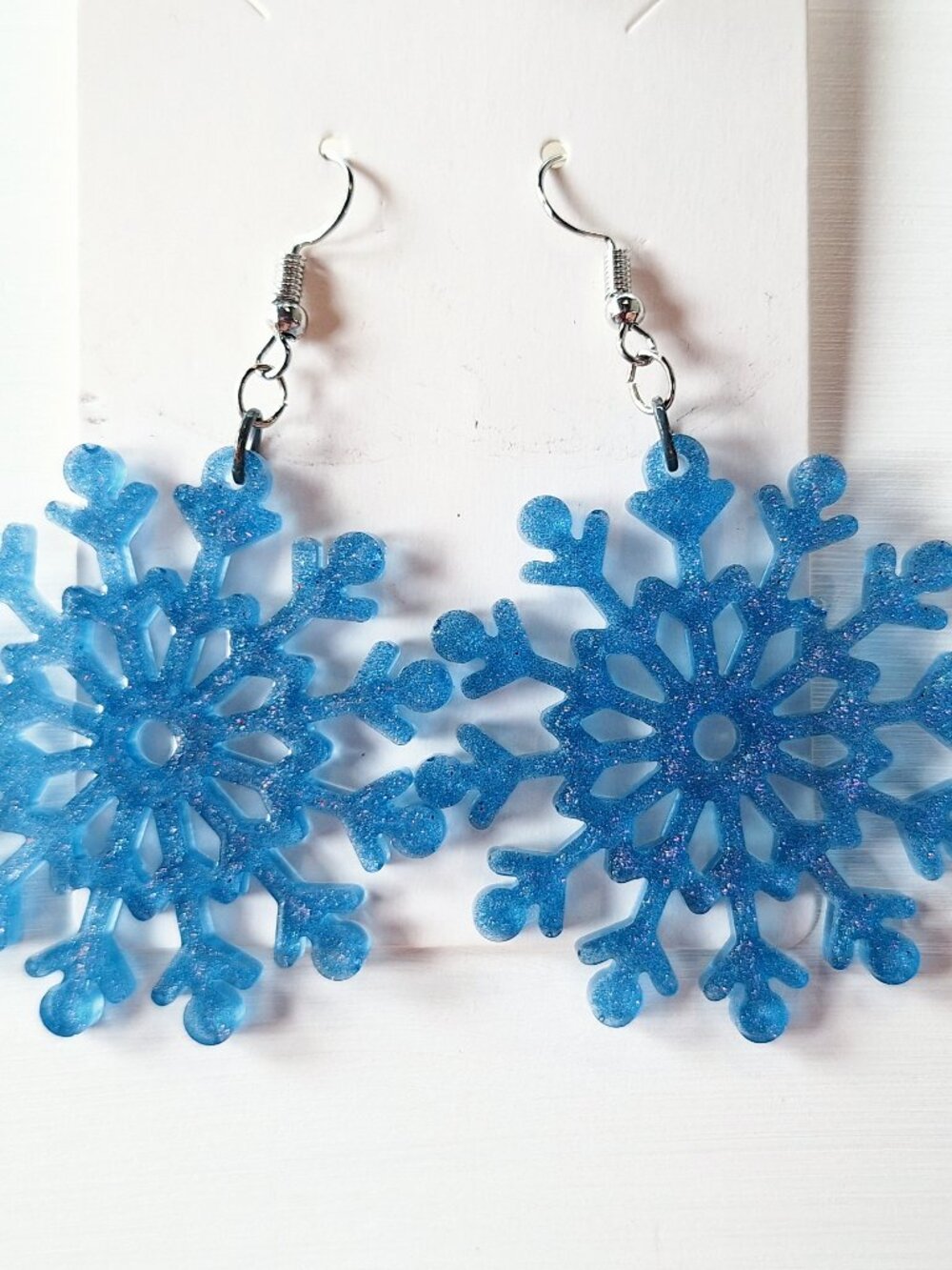❄️ Blue Glitter Snowflake Dangle Earrings – Holiday Resin Winter Jewelry